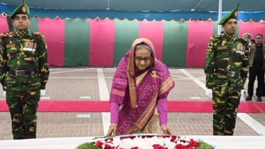টুঙ্গিপাড়ায় বঙ্গবন্ধুর প্রতিকৃতিতে প্রধানমন্ত্রীর শ্রদ্ধা নিবেদন 