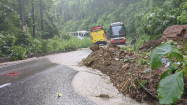 পাহাড় ধসের চার ঘণ্টা পর সড়ক যোগাযোগ স্বাভাবিক