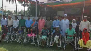 সুবর্ণচরে প্রতিবন্ধীদের মাঝে হুইল চেয়ার বিতরণ