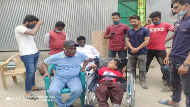 কুড়িগ্রাম প্রেসক্লাবের সহায়তায় প্রতিবন্দী শিশু পেল হুইলচেয়ার 