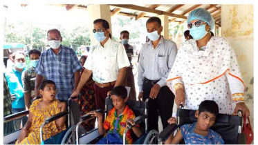 কলারোয়ায় প্রতিবন্ধীদের মাঝে হুইল চেয়ার বিতরণ