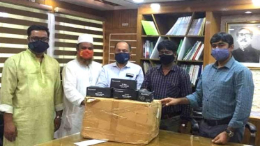 সিংড়ায় স্কুল-কলেজে ৩০ হাজার মাস্ক দিলেন প্রতিমন্ত্রী পলক