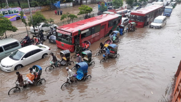 রাজধানীতে মুষলধারে বৃষ্টিতে সড়কে হাঁটুপানি