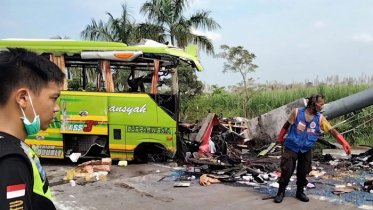 ইন্দোনেশিয়ায় পর্যটকবাহী বাস দুর্ঘটনায় ১৪ জনের প্রাণহানী