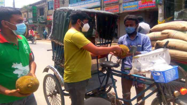 জয়পুরহাটে রিক্সা-ভ্যান চালকদের মাঝে মৌসুমী ফল বিতরণ