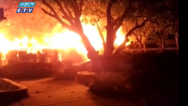 যশোর হকার্স মার্কেটে আগুন, পুড়ে গেছে ১৬টি দোকান