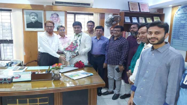 ঢাকা কমার্স কলেজে বঙ্গবন্ধুর প্রতিকৃতিতে ছাত্রলীগ সভাপতির শ্রদ্ধা