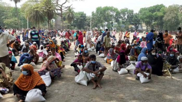 জয়পুরহাটে দুস্থ মানুষের মাঝে খাদ্য সামগ্রী বিতরণ