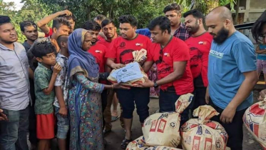 বন্যার্তদের মাঝে জাবি ছাত্রলীগের ত্রাণ বিতরণ 