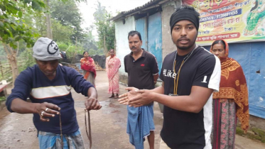 পানির পাইপ খুলতেই বেরিয়ে এল সাপ, পোকা! 