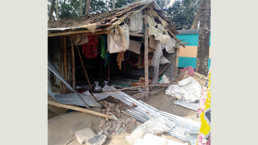 নিরীহ রহিমার কুড়েঘর ভেঙ্গে দিলো প্রতিপক্ষরা