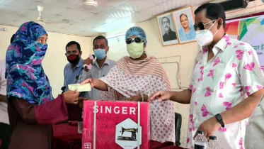 কলারোয়ায় অস্বচ্ছল মহিলাদের সেলাই মেশিন বিতরণ