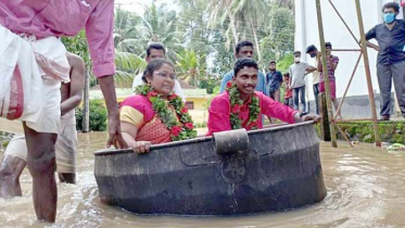 রান্নার কড়াইয়ে চেপে বিয়ের আসরে নবদম্পতি