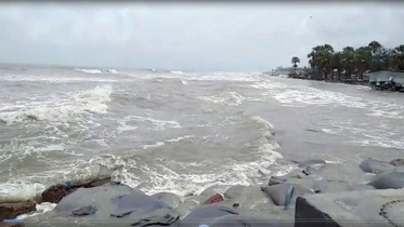 কুয়াকাটা সংলগ্ন বঙ্গোপসাগর উত্তাল, টানা বর্ষণ