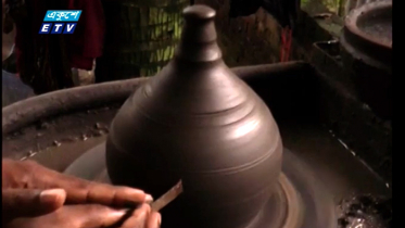 দুর্গোৎসবকে সামনে রেখে মৃৎ-শিল্পীদের ব্যস্ততা বেড়েছে (ভিডিও)