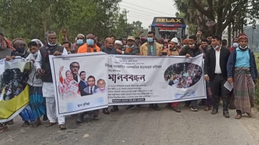 কুমিল্লায় অর্থমন্ত্রীর বাড়ির সামনে বিড়ি শ্রমিকদের মানববন্ধন