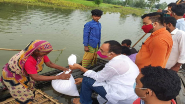 কুড়িগ্রামে প্রধানমন্ত্রীর দেয়া খাদ্য সহায়তা পেল ৫ শতাধিক বানভাসি