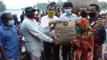 কুড়িগ্রামে বানভাসীদের মাঝে প্রধানমন্ত্রীর উপহার বিতরণ