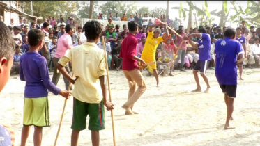 নওগাঁয় লাঠি ও ঢেঁকি খেলার জমজমাট আসর 