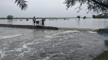 মোংলায় ভেসে গেছে ঘেরের কোটি টাকার মাছ