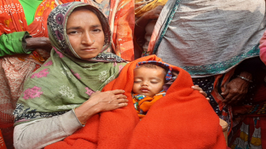 কোলের শিশুকে অথৈ পানিতে ফেলে দিলেন মা