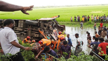 মাগুরায় যাত্রীবাহী বাস খাদে পড়ে চারজন নিহত