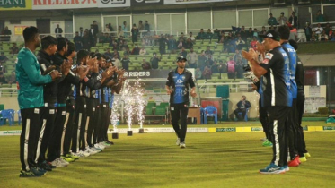 ৫০০ টি-টোয়েন্টি খেলে ‘গার্ড অব অনার’ পেলেন মালিক