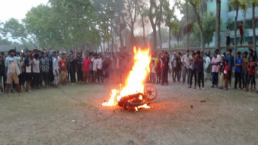 শিক্ষকের কাণ্ডে পুলিশের সঙ্গে এলাকাবাসীর সংঘর্ষ, আহত ১৫