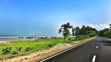 মেরিন ড্রাইভ সড়কে ট্রাক উল্টে ব্যবসায়ী নিহত 