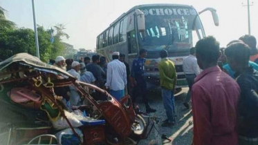 বাসের ধাক্কায় অটোরিক্সা চালক নিহত, যাত্রীর পা বিচ্ছিন্ন  