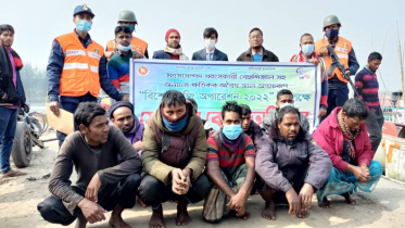নিষিদ্ধ ১০ লাখ পোনাসহ ৯ জেলে আটক