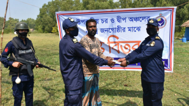 দুবলার চরের জেলেরা পেলেন মাস্ক ও ক্যালেন্ডার