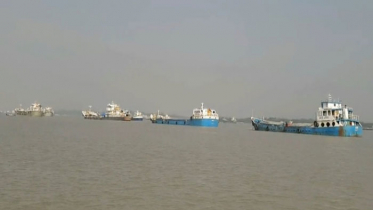 মোংলায় ১০ জাহাজে প্রতিদিন গুনতে হচ্ছে আড়াই লাখ ডলার