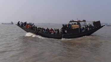 মধ্যরাতে সমু্দ্র যাত্রায় মোংলায় জেলেদের প্রস্তুতি