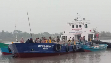 কোস্টারের ধাক্কায় জাহাজ ফেটে নষ্ট হলো ৪ হাজার বস্তা সিমেন্ট