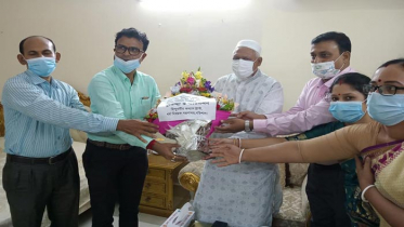 মহা ষষ্ঠীতে ধর্ম প্রতিমন্ত্রীকে ফুলেল শুভেচ্ছা