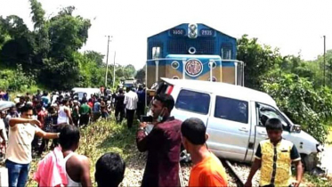 মৌলভীবাজারে ট্রেন-মাইক্রোবাস সংঘর্ষে নিহত ৩, আহত ৬