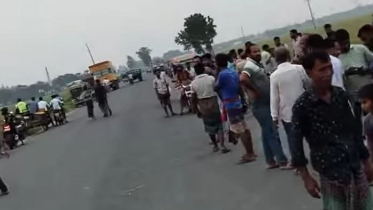 দাঁড়িয়ে থাকা বাসে মোটরসাইকেলের ধাক্কা, দুই বন্ধুর মৃত্যু