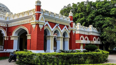 নাটোর রাজবাড়ি চত্তরে গাছের ডাল পড়ে শিশু নিহত
