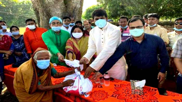 নলডাঙ্গায় বন্যার্তদের মাঝে খাদ্য সামগ্রী বিতরণ 