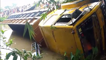 নেত্রকোনায় ইট বোঝাই ট্রাক উল্টে খাদে, নিহত ২