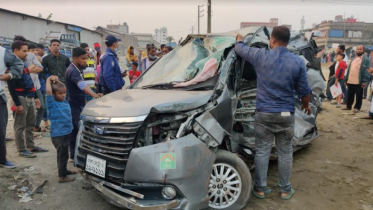 নারায়ণগঞ্জে ট্রেনের সাথে মাইক্রোর সংঘর্ষ, আহত  চালক