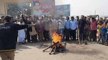 ট্রলার ডুবি: উদ্ধার অভিযান নিয়ে ক্ষুব্ধ স্বজনদের বিক্ষোভ