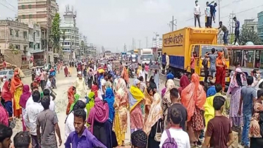 বকেয়া বেতনের দাবিতে নারায়ণগঞ্জে সড়ক অবরোধ