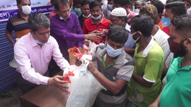 নোয়াখালীতে কর্মহীনদের মাঝে খাদ্য সামগ্রী বিতরণ