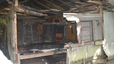 নলছিটিতে সংখ্যালঘু পরিবারের বসতঘরে আগুন দিয়েছে দুর্বৃত্তরা