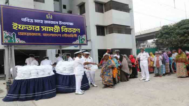 চট্টগ্রাম নৌ অঞ্চলে দুস্থদের মাঝে নৌবাহিনীর ইফতার সামগ্রী বিতরণ