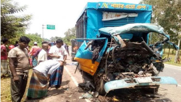 নওগাঁয় বাস-পিকআপ সংঘর্ষে নিহত ২