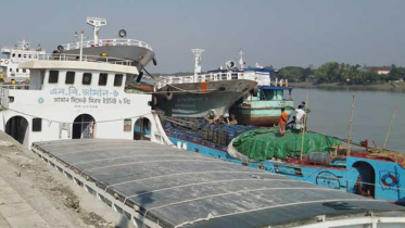 ১১ দাবিতে নৌযান শ্রমিকদের ধর্মঘট চলছে