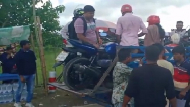 পদ্মাসেতু পার হতে পিকআপে সওয়ার বাইক